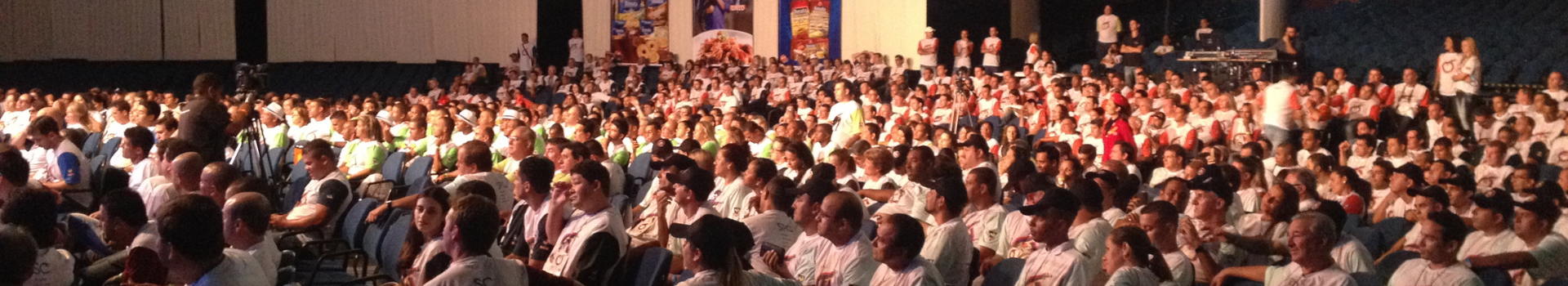 Palestrante de vendas Alexandre Bernardo em evento corporativo para 1300 pessoas