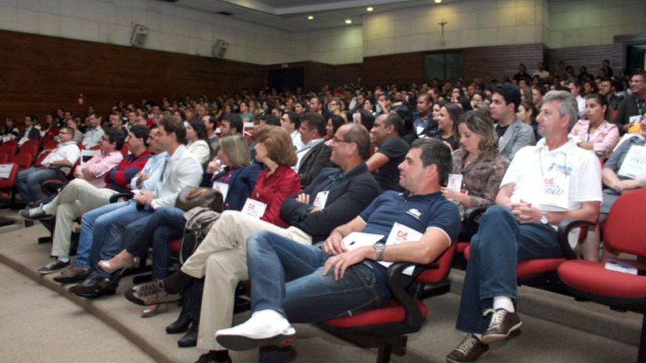 Plateia atenta em palestra estratégica