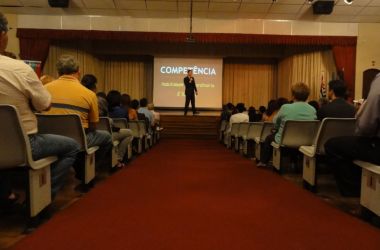 Palestrante Alexandre Bernardo em palestra de vendas sobre imaginação, presença e resultados comerciais