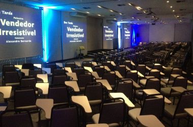 Palestrante de vendas Alexandre Bernardo falando sobre performance comercial e treinamento de equipes