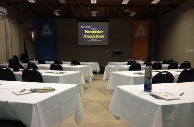 Auditório preparado para palestra Vendedor Irresistível de Alexandre Bernardo