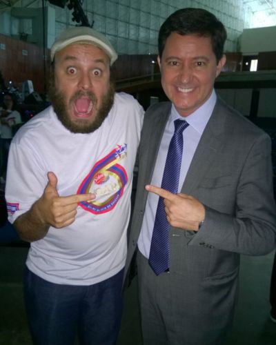 Palestrante Alexandre Bernardo e o humorista Paulinho Serra em evento corporativo