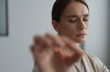 Profissional treinando comunicação com foco e presença, em ambiente silencioso, representando autenticidade no treinamento de vendas.