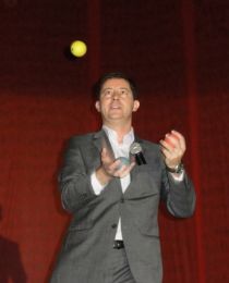 Palestrante Alexandre Bernardo fazendo comparações entre malabarismo e vendas