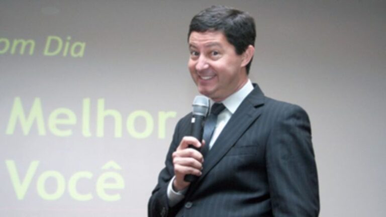 Imagem do palestrante fora da caixa Alexandre Bernardo