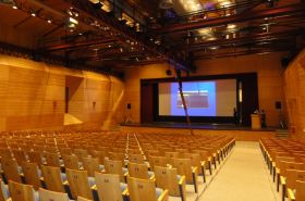 Auditório preparado para a palestra motivacional de Alexandre Bernardo