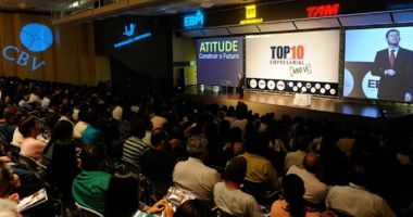 Palestrante motivacional Alexandre Bernardo no palco do Centro de Convenções Ulysses Guimarães