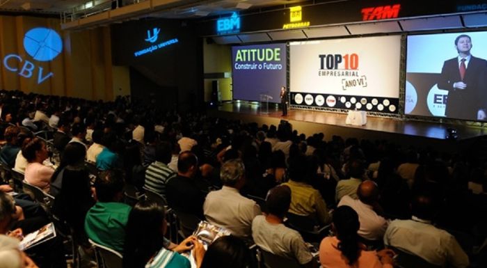 Palestrante Motivacional Alexandre Bernardo no palco da N Produções com a palestra Atitude que Transforma
