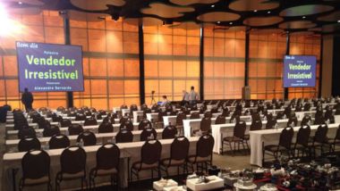 Alexandre Bernardo ministrando palestra de vendas para convenção empresarial com foco em atitude e resultado.