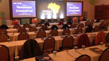 Auditório preparado para a palestra vendas causa e efeito de Alexandre Bernardo