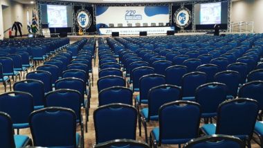 Auditório preparado para palestra de vendas e motivação em evento corporativo com líderes e equipe comercial.