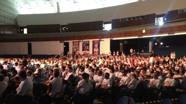 Palestra de vendas realizada por Alexandre Bernardo em convenção nacional com equipe comercial reunida em auditório corporativo.