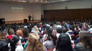Palestra em convenção anual para colaboradores de todos os departamentos da empresa com Alexandre Bernardo