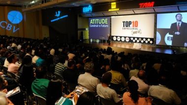 Palestra motivacional para equipe de vendas durante congresso corporativo em auditório preparado para convenção anual.