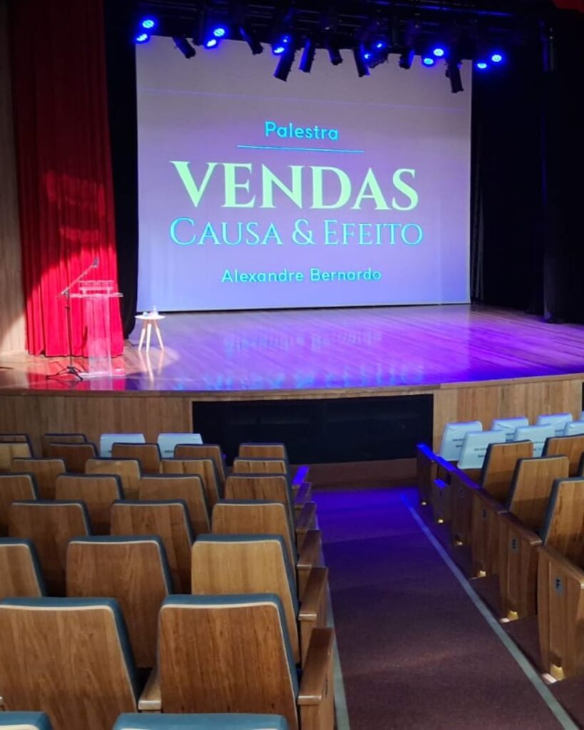 O palestrante de vendas Alexandre Bernardo se apresenta no teatro do Sesc na Bahia.