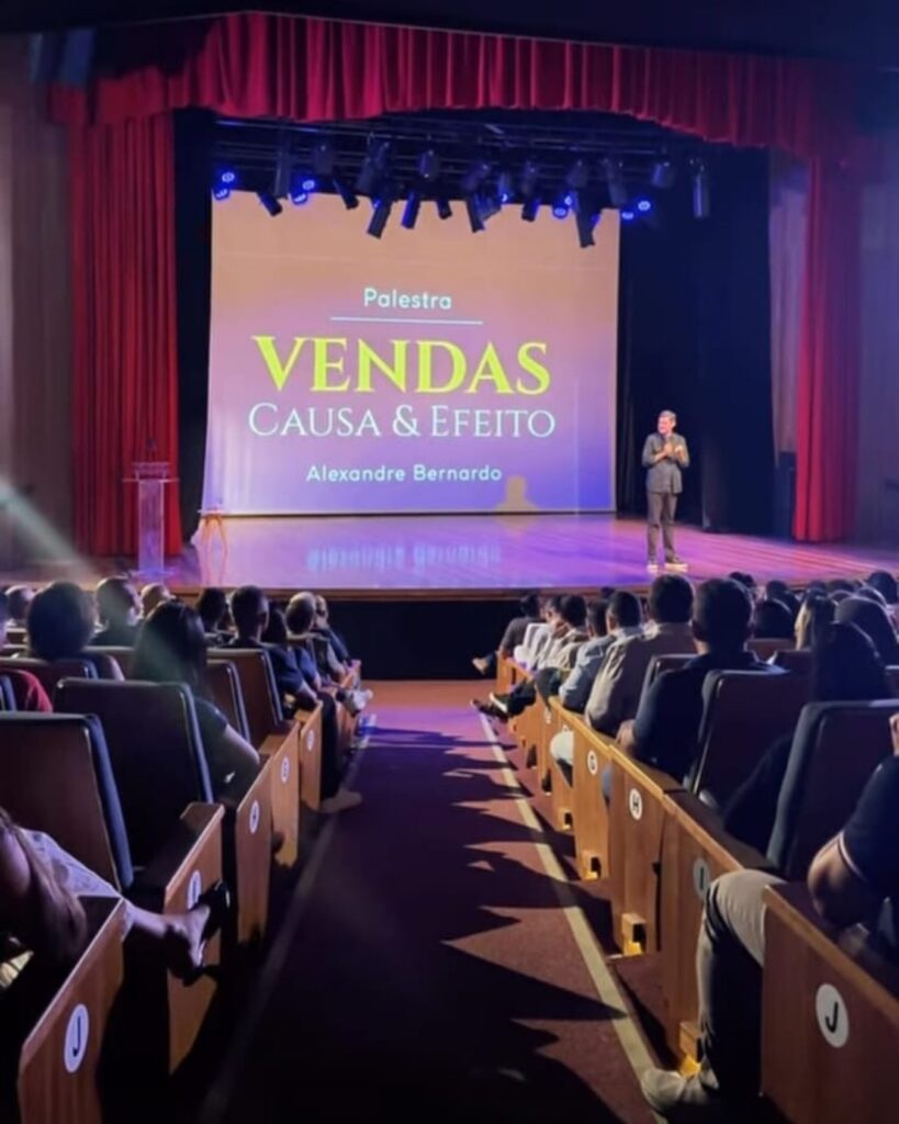 Palestra Vendas Causa e Efeito na ACOMAC Bahia com Alexandre Bernardo no Sesc